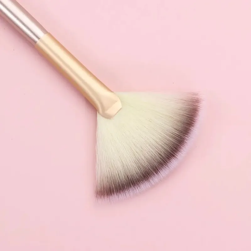 1 pçs novo profissional macio escova de maquiagem diamante rosto fã pincéis em pó alta qualidade ventilador aplicador para tratamentos faciais ferramenta cosmética