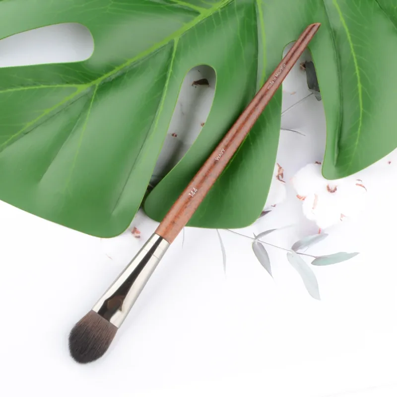 1 piece #144 Precision Highlighter Makeup brush detail Powder Blusher Natural wood Professional Make up brushes