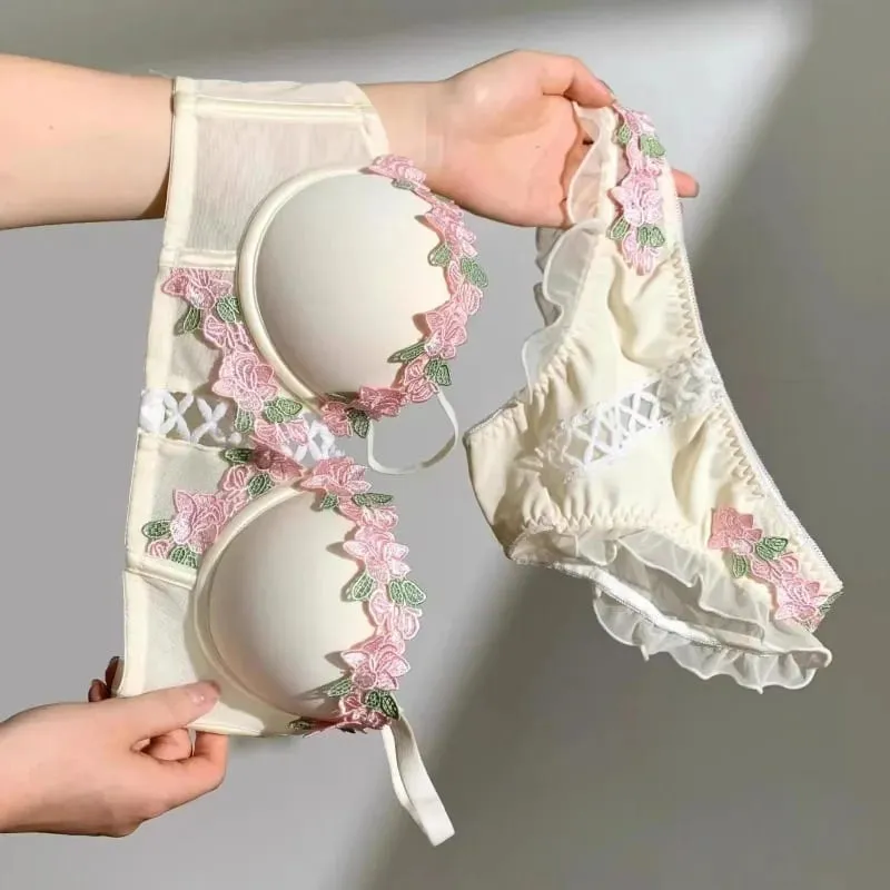 Βικτωριανό Σετ Εσωρούχων - Ντελικάτο Κρεμ Bralette με Floral Stitch Ρετρό λαιμόκοψη Sweetheart για Petite Bust Elegance — image 4