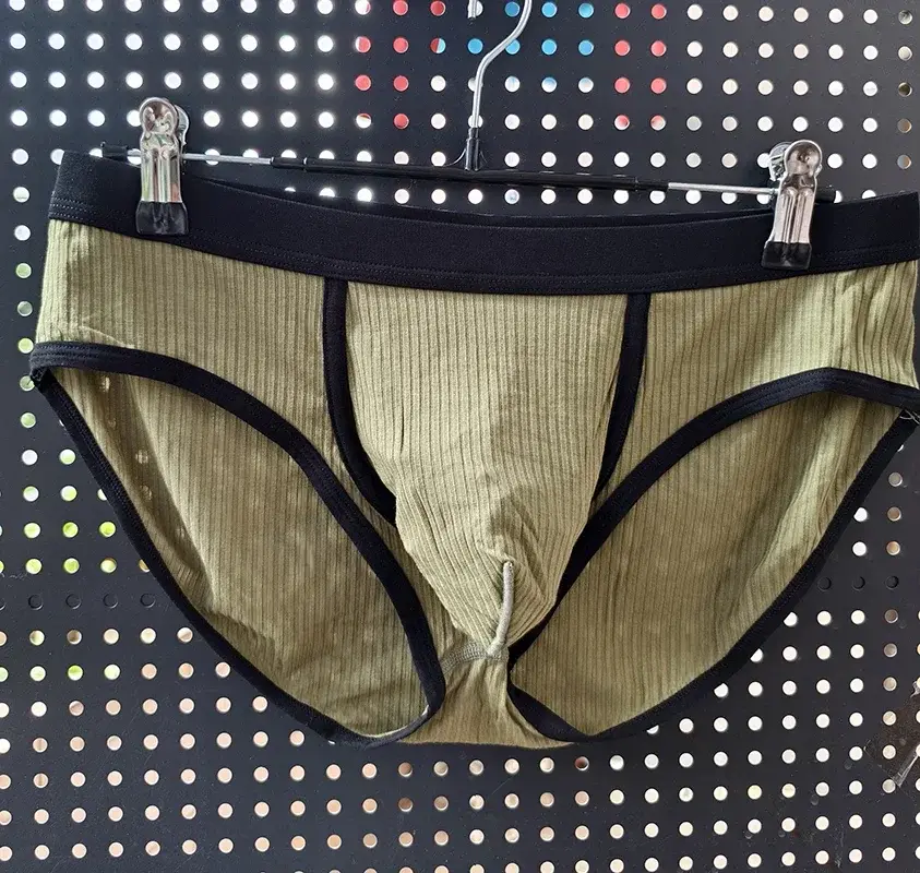 Men's briefs with fashionable and sexy underpants and large pockets