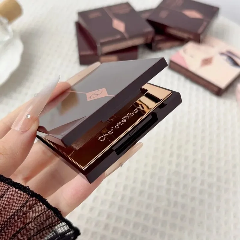 Charlotte Tilbury Luxury Eyeshadow Palette Satin-matte Shimmer and Metallic Finishes Εύχρηστη παλέτα σκιών ματιών CT 4 αποχρώσεων — image 6