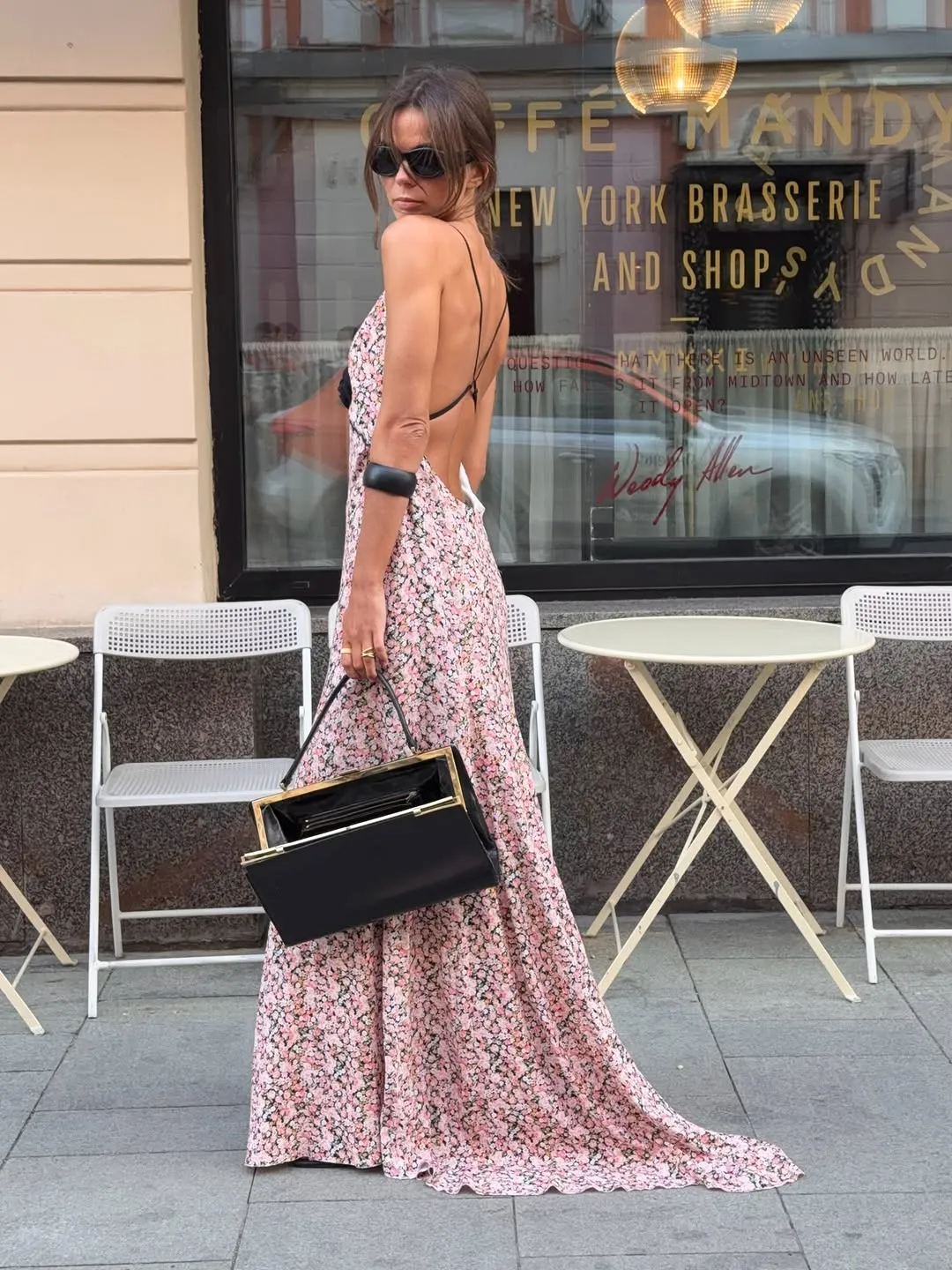 Ροζ Ditsy Floral Satin Maxi Φόρεμα Σπαγγέτι με λουράκι με βαθύ V λαιμό μπροστά μαύρο τριαντάφυλλο με λεπτομέρεια βολάν στρίφωμα Γυναικείο φόρεμα διακοπών στο δρόμο
