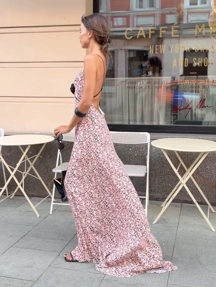 Ροζ Ditsy Floral Satin Maxi Φόρεμα Σπαγγέτι με λουράκι με βαθύ V λαιμό μπροστά μαύρο τριαντάφυλλο με λεπτομέρεια βολάν στρίφωμα Γυναικείο φόρεμα διακοπών στο δρόμο