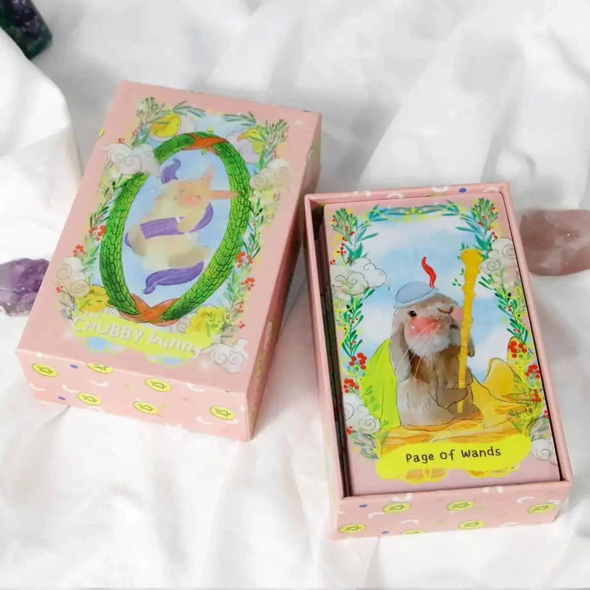 Chubby Bunny Tarot 12*7cm Τράπουλα 78 φύλλων με χαριτωμένα κουνελάκια 2,75 x 4,75'' Packaging Rigid Box — image 2