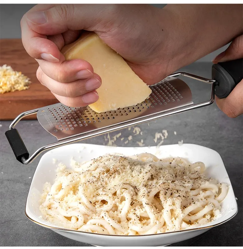 Ralador de queijo de aço inoxidável 304, triturador de cozinha multiuso para queijo duro, vegetais, chocolate, gengibre e raspas à prova de ferrugem