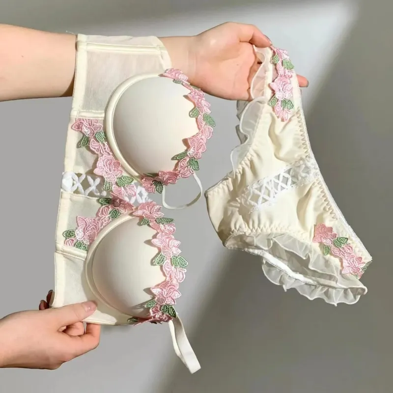 Βικτωριανό Σετ Εσωρούχων - Ντελικάτο Κρεμ Bralette με Floral Stitch Ρετρό λαιμόκοψη Sweetheart για Petite Bust Elegance — image 10