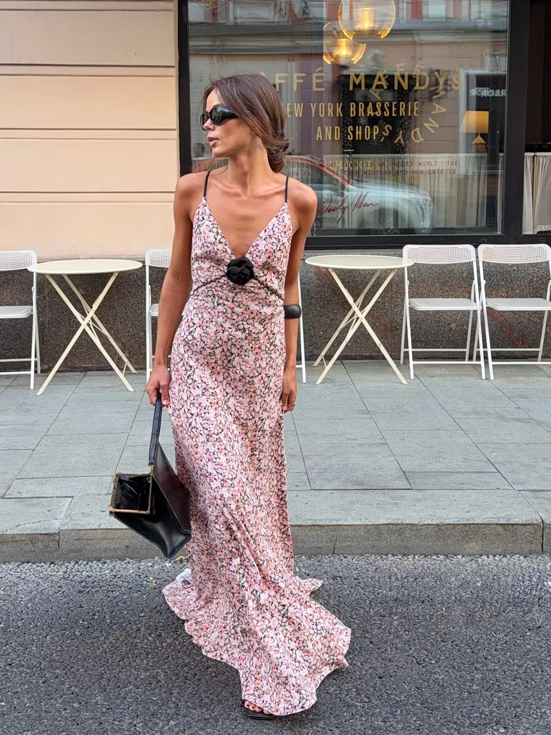 Ροζ Ditsy Floral Satin Maxi Φόρεμα Σπαγγέτι με λουράκι με βαθύ V λαιμό μπροστά μαύρο τριαντάφυλλο με λεπτομέρεια βολάν στρίφωμα Γυναικείο φόρεμα διακοπών στο δρόμο