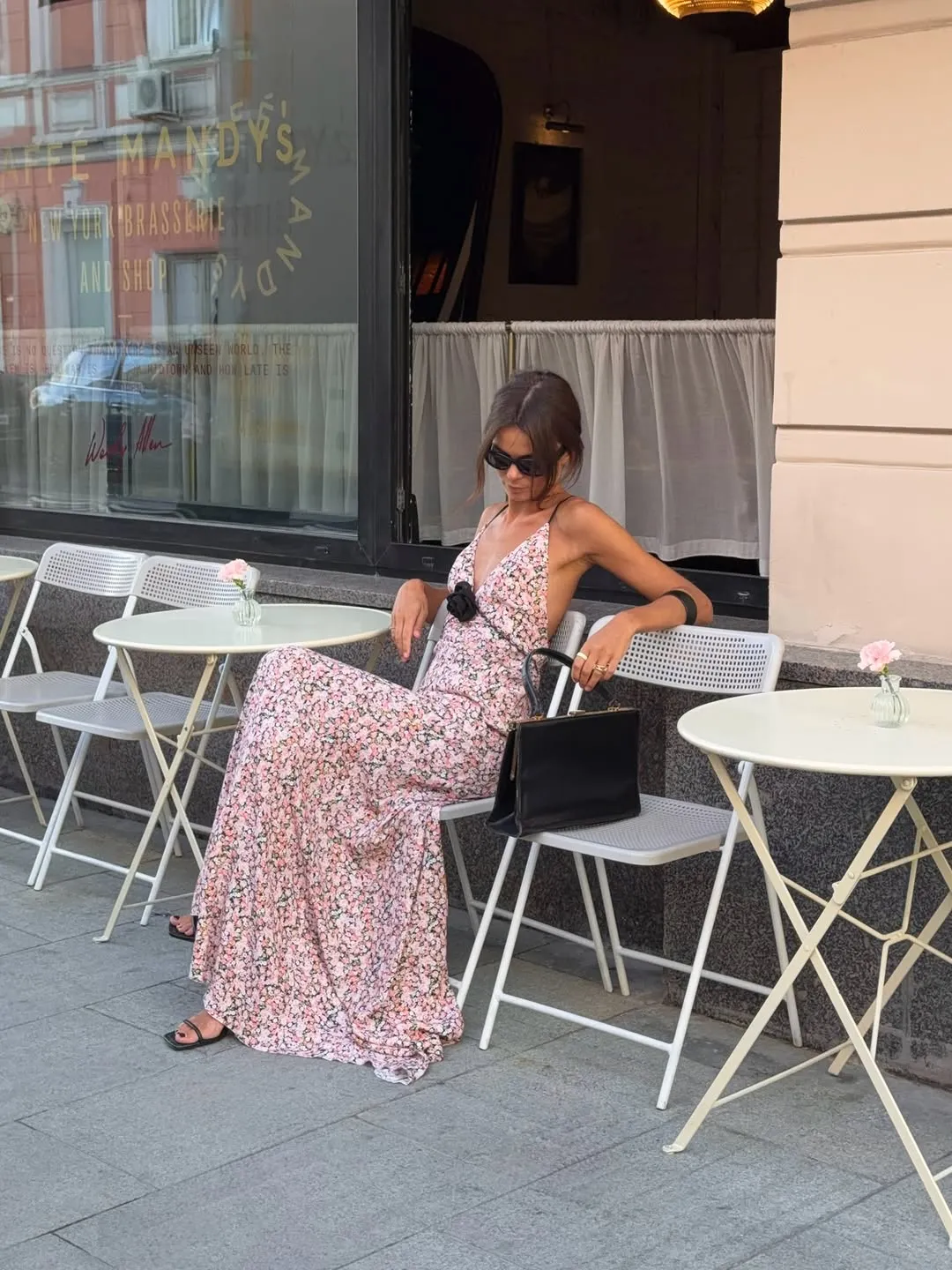 Ροζ Ditsy Floral Satin Maxi Φόρεμα Σπαγγέτι με λουράκι με βαθύ V λαιμό μπροστά μαύρο τριαντάφυλλο με λεπτομέρεια βολάν στρίφωμα Γυναικείο φόρεμα διακοπών στο δρόμο
