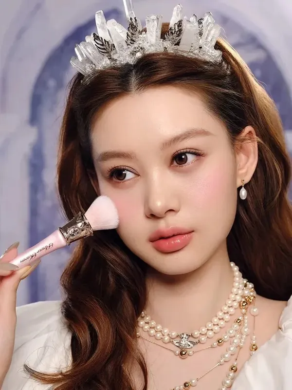 Flower Knows Knight Unicorn 10 τμχ Πλήρες σετ μακιγιάζ Eyeshadow Blush Lipstick Loose Powder Lip Liner Mirror Κουτί δώρου