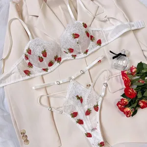 Sexy menina morango bordado perspectiva roupa interior com anéis de aço feminino doce transparente exótico vestuário terno sutiã briefs